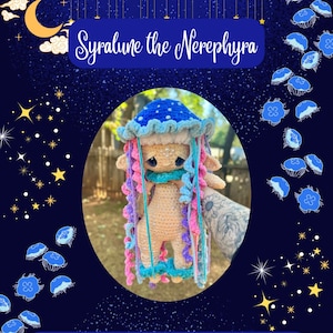 Puede incluir: Muñeca de ganchillo llamada Syralune the Nerephyra, con un sombrero azul de lunares, zarcillos rosas y morados y una bufanda turquesa. La imagen está sobre un fondo azul oscuro con estrellas e ilustraciones de medusas. El texto dice "A Veiled Courts Pattern by Pink Mew Crochet."