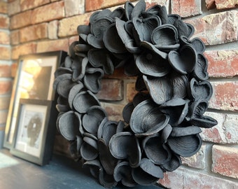Türkranz Wandkranz aus großen Kapseln 55 cm Durchmesser, Farbe Schwarz