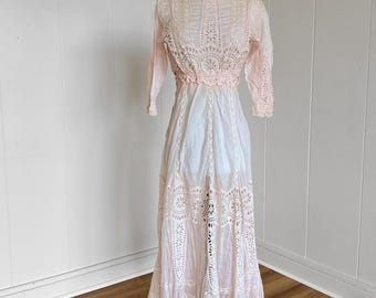 Antikes Vintage Edwardian Kleid mit Lochspitze um 1900 in Guava