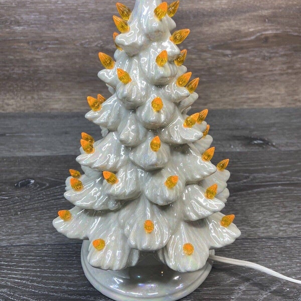 millésime 1991 Atlantic Mold Pearl White Light Up Christmas Tree Blanc 10 » de haut