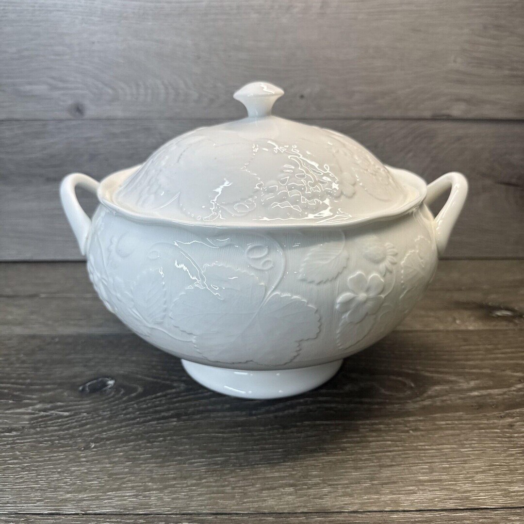 Wedgwood Strawberry And Vine Lidded Sugar Bowl - Classic Ceramic Serving Piece
