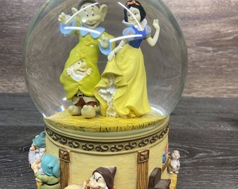 Disney Schneewittchen "Pfeif während du arbeitest" Schneekugel Mit Spieluhr."