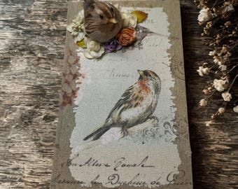 Caja de recuerdos de imitación de libro de inspiración vintage con decoración de pájaros y flores. Almacenamiento secreto estilo cottage.