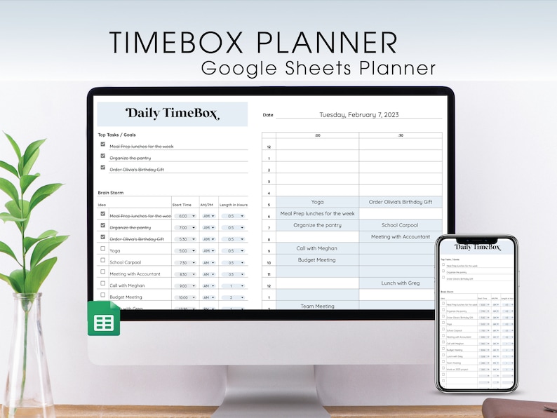 Op de afbeelding: Een computerscherm waarop een Google Sheets-plannertemplate wordt weergegeven met de naam "Daily TimeBox" met een lijst met taken en een tijdgeblokkeerd schema voor dinsdag 7 februari 2023. Het scherm bevindt zich naast een smartphone waarop dezelfde plannertemplate wordt weergegeven.