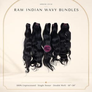 Puede incluir: Cinco paquetes de extensiones de cabello negro ondulado etiquetados como Arrow Exim Raw Indian Wavy Bundles. El texto indica 100% Unprocessed, Single Donor, Double Weft, 10-30 inches. El cabello es oscuro, ondulado y sujeto con bandas rosas.