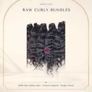 以下が含まれることがあります： ARROW EXIMによるRAW CURLY BUNDLESとラベル付けされた黒いヘアエクステンション。この製品は、目に見える円形のロゴが付いた複数の暗い波状のヘアバンドルで構成されています。下部のテキストには、100% Raw Indian Hair, Cuticle Aligned, Single Donorと記載されています。