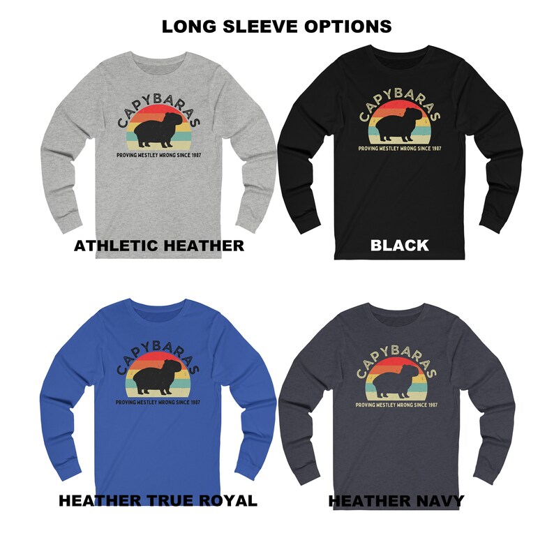Pu&ograve; includere: Quattro t-shirt a maniche lunghe con una grafica di capibara e il testo "CAPYBARAS PROVING WESTLEY WRONG SINCE 1987". Le magliette sono disponibili in grigio melange atletico, nero, blu reale melange e blu navy melange.