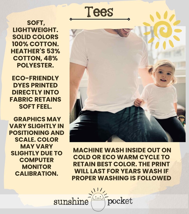 Pu&ograve; includere: Una maglietta bianca con il testo "Tees" in lettere marroni. Il testo "SOFT, LIGHTWEIGHT. SOLID COLORS 100% COTTON. HEATHER'S 53% COTTON, 48% POLYESTER." &egrave; stampato in testo marrone. Il testo "ECO-FRIENDLY DYES PRINTED DIRECTLY INTO FABRIC RETAINS SOFT FEEL." &egrave; stampato in testo marrone. Il testo "GRAPHICS MAY VARY SLIGHTLY IN POSITIONING AND SCALE. COLOR MAY VARY SLIGHTLY DUE TO COMPUTER MONITOR CALIBRATION." &egrave; stampato in testo marrone. Il testo "MACHINE WASH INSIDE OUT ON COLD OR ECO WARM CYCLE TO RETAIN BEST COLOR. THE PRINT WILL LAST FOR YEARS WASH IF PROPER WASHING IS FOLLOWED" &egrave; stampato in testo marrone. Il testo "sunshine pocket" &egrave; stampato in testo marrone.
