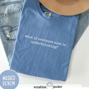 Peut inclure: Un t-shirt bleu pervenche &agrave; col rond avec le texte imprim&eacute; en blanc "what if everyone else is underthinking?". Le t-shirt poss&egrave;de un col c&ocirc;tel&eacute; et une &eacute;tiquette Comfort Colors. Le tissu pr&eacute;sente un aspect d&eacute;lav&eacute; et doux au toucher.