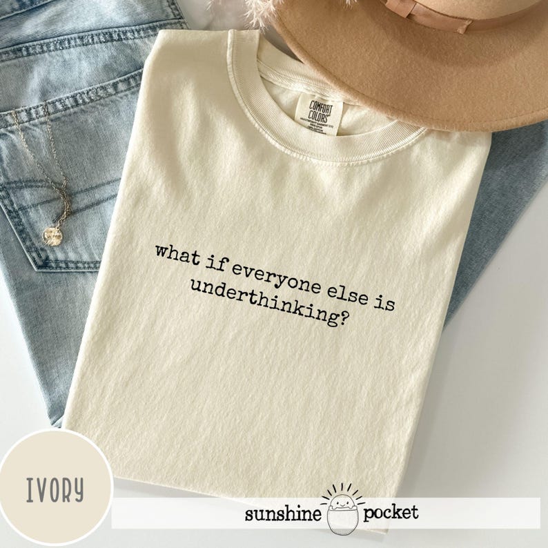 Peut inclure: Un t-shirt &agrave; manches courtes de couleur ivoire avec un col rond, portant l'inscription imprim&eacute;e en noir 'what if everyone else is underthinking?'. Le t-shirt pr&eacute;sente une &eacute;tiquette de marque Comfort Colors au col et est en coton.