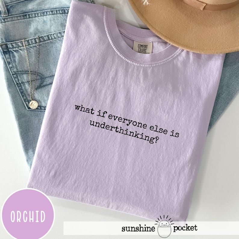 Peut inclure: Un t-shirt &agrave; manches courtes violet clair avec un col rond pr&eacute;sentant le texte imprim&eacute; en noir what if everyone else is underthinking? Le v&ecirc;tement poss&egrave;de une &eacute;tiquette Comfort Colors au col et est pr&eacute;sent&eacute; avec un jean bleu.