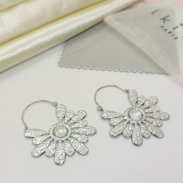 Flat ikita floral pattern earrings