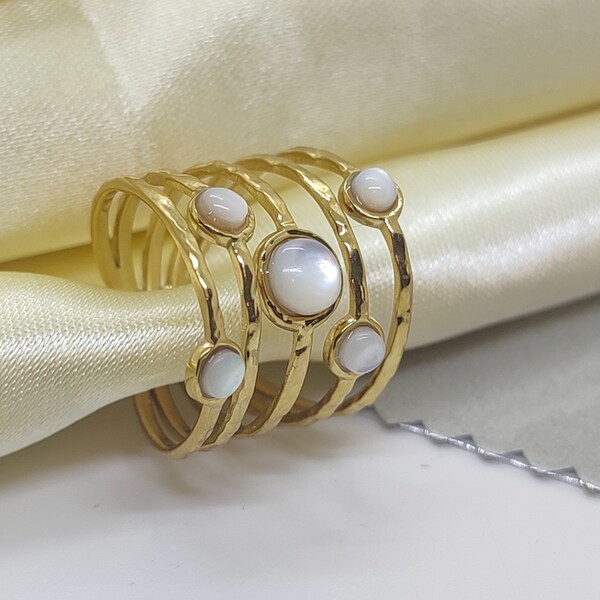 Adjustable ring adorned with 5 ikita white mother-of-pearls