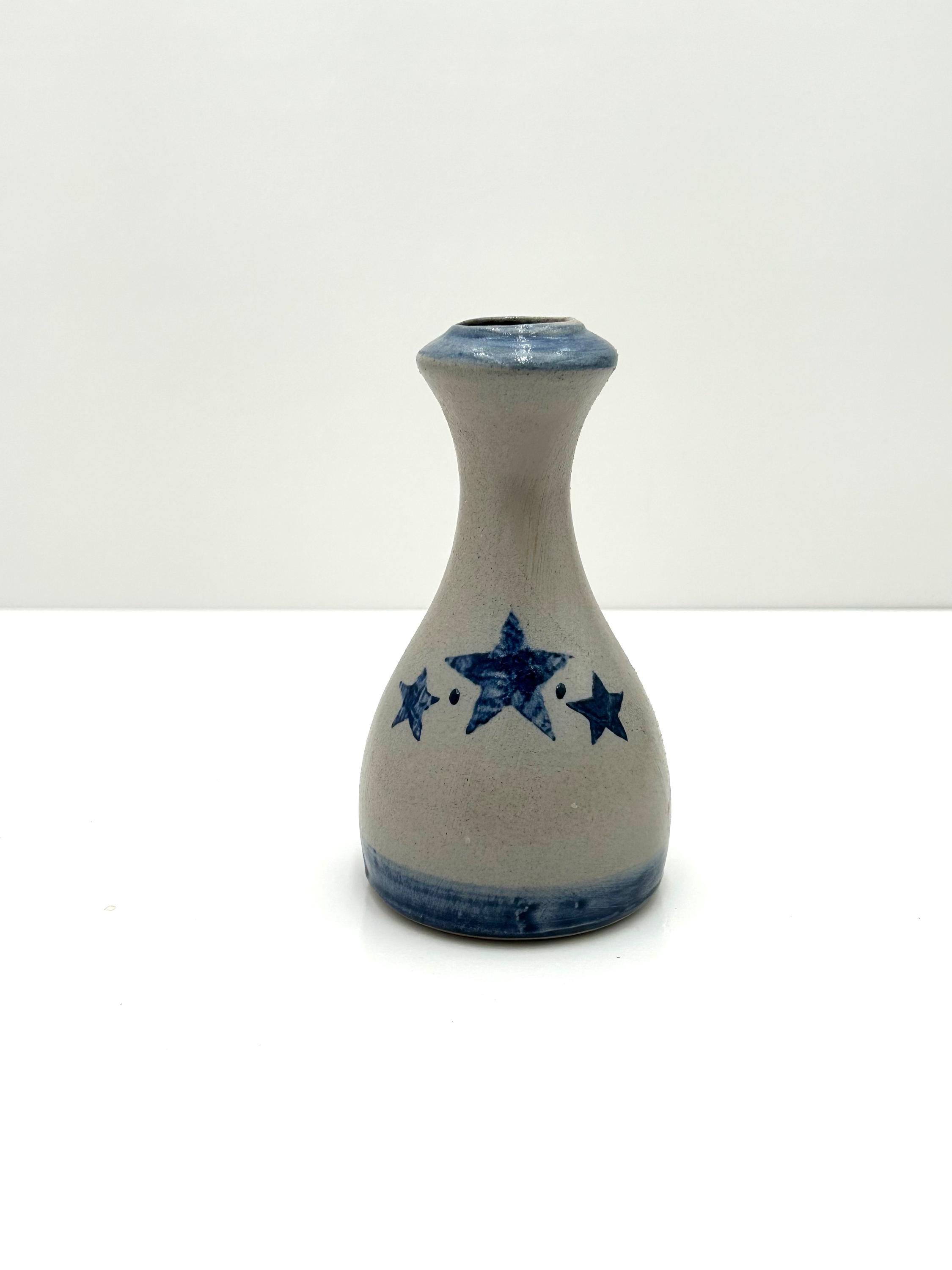 Jarrón con diseño de estrella y esmalte de sal azul de Rowe Pottery Works
