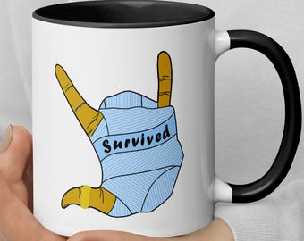 KERAMIK – „Überlebt“ auf einer farbenfrohen Kaffeetasse. 325 ml (11 oz). FCK HMS.