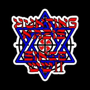 STICKER: 'Hunting Nazis' gedrukt op duurzaam, luchtbellenvrij vinyl. Humor tegen terrorisme.