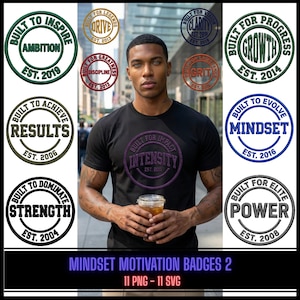 Könnte beinhalten: Ein schwarzes T-Shirt mit einem lila kreisförmigen Design mit der Aufschrift "Built for Impact Intensity Est. 2011". Um das Shirt herum sind gestickte Abzeichen mit motivierenden Wörtern wie "Ambition", "Results" und "Strength". Der Text "Mindset Motivation Badges 2" steht unten.