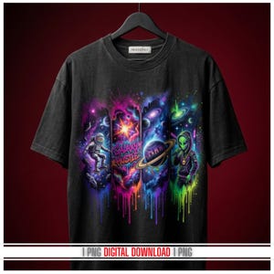 Könnte beinhalten: Schwarzes T-Shirt mit einem lebendigen Weltraum-Motiv. Das Design zeigt einen Astronauten, den Text "Galaxy Hustle", einen Planeten mit Ring und einen Alien, alles vor einem farbenfrohen Nebelhintergrund. Das Shirt hängt an einem schwarzen Kleiderbügel.