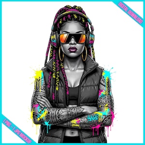 Könnte beinhalten: Digitales Kunstwerk einer Person mit Dreadlocks, die eine Sonnenbrille und Kopfhörer trägt. Die Person trägt eine schwarze Weste und hat farbenfrohe Tätowierungen auf den Armen. Das Bild hat eine Graffiti-Ästhetik mit Farbspritzern.