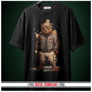 Könnte beinhalten: Ein schwarzes T-Shirt mit einer grafischen Illustration eines braunen Bären, der eine beige Mütze, eine Sonnenbrille, eine Collegejacke mit verschiedenen Aufnähern und eine beige Cargohose mit roten Turnschuhen trägt, vor braunen und orangen Farbspritzern.