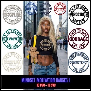Könnte beinhalten: Eine Person trägt ein schwarzes Langarmshirt mit einem "Purpose"-Aufdruck und Jeans. Das Bild zeigt mehrere runde Abzeichen mit motivierenden Wörtern wie "Disziplin" und "Hustle". Der Text "Mindset Motivation Badges 1" befindet sich unten.