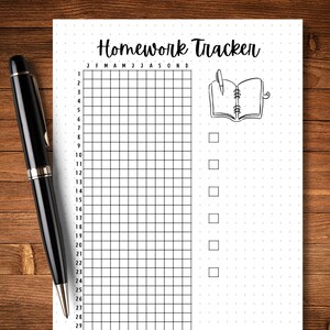 Op de afbeelding: Een zwart-witte printbare huiswerktracker met een raster voor elke maand van het jaar, genummerd van 1 tot 29. Aan de rechterkant van de pagina is een lijst met selectievakjes en een tekening van een gesloten notitieboekje met een pen die eruit steekt.
