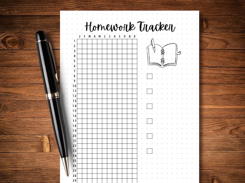 Op de afbeelding: Een zwart-witte printbare huiswerktracker met een raster voor elke maand van het jaar, genummerd van 1 tot 29. Aan de rechterkant van de pagina is een lijst met selectievakjes en een tekening van een gesloten notitieboekje met een pen die eruit steekt.