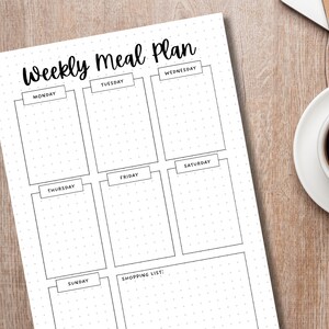 K&ouml;nnte beinhalten: Ein druckbarer w&ouml;chentlicher Speiseplan mit gepunktetem Hintergrund. Der Planer bietet Platz f&uuml;r jeden Tag der Woche, von Montag bis Sonntag, und einen Bereich f&uuml;r eine Einkaufsliste.