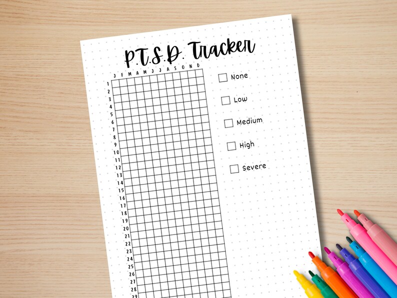 K&ouml;nnte beinhalten: Ein druckbarer PTSD-Tracker mit einem Raster f&uuml;r jeden Tag des Monats und einer Schweregradskala von keiner bis schwer.