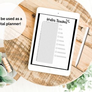 Puede incluir: Un planificador digital con un rastreador de agua en blanco y negro sobre una superficie de madera. El rastreador tiene una cuadr&iacute;cula con casillas de verificaci&oacute;n e iconos de gotas de agua. El texto "Water Tracker" est&aacute; escrito en cursiva en la parte superior de la p&aacute;gina.
