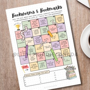 Op de afbeelding: Een geprint leesuitdaging-spelbord getiteld Bookworms & Bookmarks met een genummerd raster van 1 tot 34. Het bord bevat pastelkleurige vakjes met leesopdrachten, illustraties van wormen, boekenleggers, een trofee en een stapel boeken.