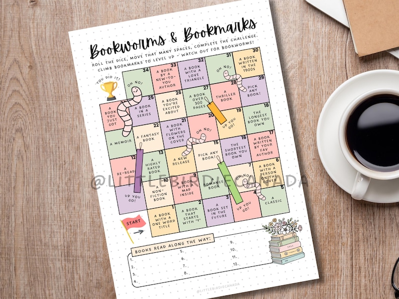 Op de afbeelding: Een geprint leesuitdaging-spelbord getiteld Bookworms & Bookmarks met een genummerd raster van 1 tot 34. Het bord bevat pastelkleurige vakjes met leesopdrachten, illustraties van wormen, boekenleggers, een trofee en een stapel boeken.