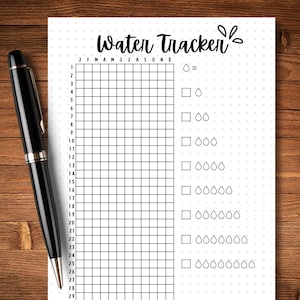 Puede incluir: Un rastreador de agua imprimible en blanco y negro con una cuadr&iacute;cula para cada d&iacute;a del mes y una secci&oacute;n para realizar un seguimiento de la ingesta de agua con casillas de verificaci&oacute;n e iconos de gotas de agua. El texto "Water Tracker" est&aacute; escrito en la parte superior de la p&aacute;gina.