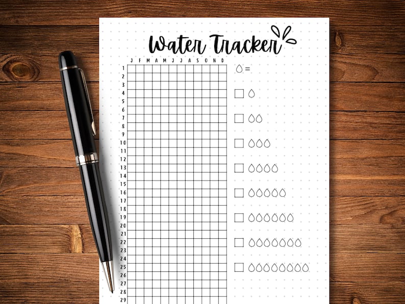 Puede incluir: Un rastreador de agua imprimible en blanco y negro con una cuadr&iacute;cula para cada d&iacute;a del mes y una secci&oacute;n para realizar un seguimiento de la ingesta de agua con casillas de verificaci&oacute;n e iconos de gotas de agua. El texto "Water Tracker" est&aacute; escrito en la parte superior de la p&aacute;gina.