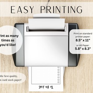 Op de afbeelding: Een witte printer met een vel papier in de lade. Het papier heeft een rasterpatroon en de tekst "Print zoveel keer als je wilt!" is zichtbaar. De tekst "Print op standaard printerpapier: 8,5" x 11" of A5-papier: 5,8" x 8,3" is ook zichtbaar.