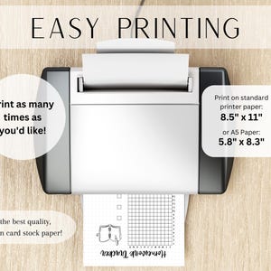 Op de afbeelding: Een printer met een vel papier erin. Het papier heeft een zwart-wit raster en de tekst "Homework Tracker" erop geschreven. De tekst "Print as many times as you'd like!" staat aan de linkerkant van de afbeelding. De tekst "Print on standard printer paper: 8.5" x 11" or A5 Paper: 5.8" x 8.3" staat aan de rechterkant van de afbeelding. De tekst "For the best quality, print on card stock paper!" staat onderaan de afbeelding.