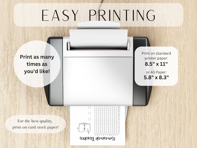 Op de afbeelding: Een printer met een vel papier erin. Het papier heeft een zwart-wit raster en de tekst "Homework Tracker" erop geschreven. De tekst "Print as many times as you'd like!" staat aan de linkerkant van de afbeelding. De tekst "Print on standard printer paper: 8.5" x 11" or A5 Paper: 5.8" x 8.3" staat aan de rechterkant van de afbeelding. De tekst "For the best quality, print on card stock paper!" staat onderaan de afbeelding.