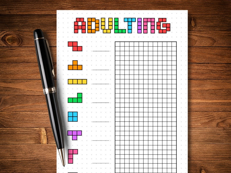 Może przedstawiać: Drukowalna lista kontrolna ze słowem "Adulting" w stylu pixel art. Lista kontrolna zawiera siatkę z kolorowymi blokami do zaznaczania zadań.