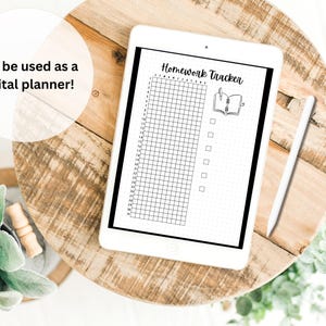 Op de afbeelding: Een zwart-witte digitale planner op een tablet met de tekst "Homework Tracker" bovenaan. De planner heeft een raster om huiswerkopdrachten bij te houden en een checklist.