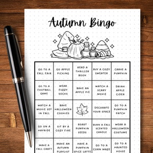 Puede incluir: Un cart&oacute;n de bingo imprimible en blanco y negro con el t&iacute;tulo "Autumn Bingo". El cart&oacute;n tiene 25 casillas con actividades de tem&aacute;tica oto&ntilde;al, como ir a una feria de oto&ntilde;o, recoger manzanas, leer un libro de suspense, hornear una tarta de manzana y ver una pel&iacute;cula de miedo.