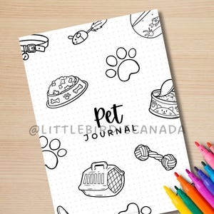 K&ouml;nnte beinhalten: Schwarzwei&szlig;es druckbares Cover f&uuml;r ein Haustier-Tagebuch mit Illustrationen eines Hundehalsbands, einer Futtersch&uuml;ssel, einer Pfote, einer Katzenfutterdose, eines Hundespielzeugs und einer Transportbox. Der Text "Pet Journal" ist in einer handschriftlichen Schrift geschrieben. Der Text "@littlebirdcanada" steht in der linken unteren Ecke.