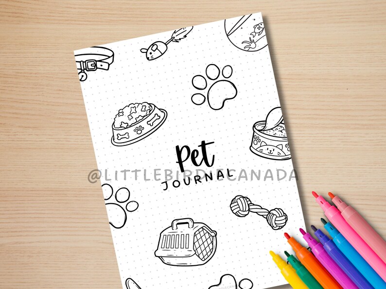 K&ouml;nnte beinhalten: Schwarzwei&szlig;es druckbares Cover f&uuml;r ein Haustier-Tagebuch mit Illustrationen eines Hundehalsbands, einer Futtersch&uuml;ssel, einer Pfote, einer Katzenfutterdose, eines Hundespielzeugs und einer Transportbox. Der Text "Pet Journal" ist in einer handschriftlichen Schrift geschrieben. Der Text "@littlebirdcanada" steht in der linken unteren Ecke.