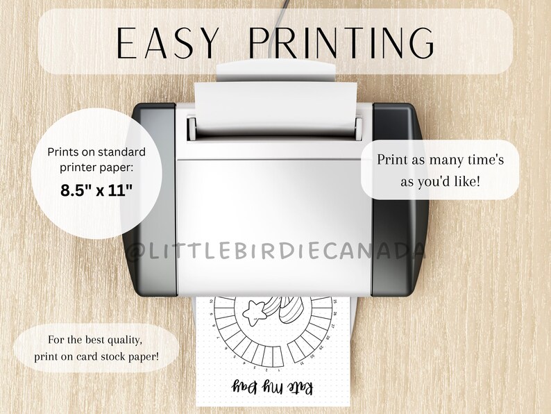 K&ouml;nnte beinhalten: Ein wei&szlig;er Drucker druckt ein schwarz-wei&szlig;es Design auf Papier im Format 21,6 x 27,9 cm. Der Text "EASY PRINTING" steht oben. Das Design enth&auml;lt einen Kreis mit einem Stern und einem Schuh. Der Text "Rate my day" steht unten.