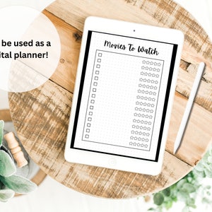 Pu&ograve; includere: Un modello di planner digitale sullo schermo di un tablet con il testo "Film da guardare" e un elenco di caselle di controllo e stelle. Il tablet &egrave; su una superficie di legno.