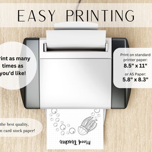 Może przedstawiać: Biała drukarka z arkuszem papieru drukującym czarno-białą ilustrację meduzy z bąbelkami. Tekst "Easy Printing" znajduje się w g&oacute;rnej części obrazu. Tekst "Drukuj tyle razy, ile chcesz!" znajduje się po lewej stronie obrazu. Tekst "Drukuj na standardowym papierze do drukarki: 8,5" x 11" lub papierze A5: 5,8" x 8,3" znajduje się po prawej stronie obrazu. Tekst "Aby uzyskać najlepszą jakość, drukuj na papierze kartonowym!" znajduje się w lewym dolnym rogu obrazu.