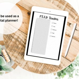K&ouml;nnte beinhalten: Ein schwarz-wei&szlig;er digitaler Planer mit dem Text "PTSD Tracker" oben. Der Planer hat ein Raster mit 30 Zeilen und 7 Spalten. Neben den W&ouml;rtern "Keine", "Niedrig", "Mittel", "Hoch" und "Schwer" befinden sich Kontrollk&auml;stchen.