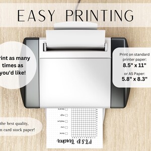 K&ouml;nnte beinhalten: Ein Drucker mit einem Blatt Papier darin. Das Papier hat ein Raster und den Text "PT's Tracker" darauf gedruckt. Der Text "Easy Printing" befindet sich oben im Bild. Der Text "Print as many times as you'd like!" befindet sich auf der linken Seite des Bildes. Der Text "For the best quality, print on card stock paper!" befindet sich unten links im Bild. Der Text "Print on standard printer paper: 8.5" x 11" or A5 Paper: 5.8" x 8.3" befindet sich auf der rechten Seite des Bildes.