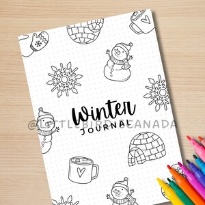 K&ouml;nnte beinhalten: Schwarz-wei&szlig; druckbarer Winter-Journal-Umschlag mit Illustrationen von Schneem&auml;nnern, Schneeflocken, einer Tasse hei&szlig;er Schokolade, einem Iglu und einer Winterm&uuml;tze. Der Text "Winter Journal" ist in einer kursivschriftlichen Schriftart geschrieben.