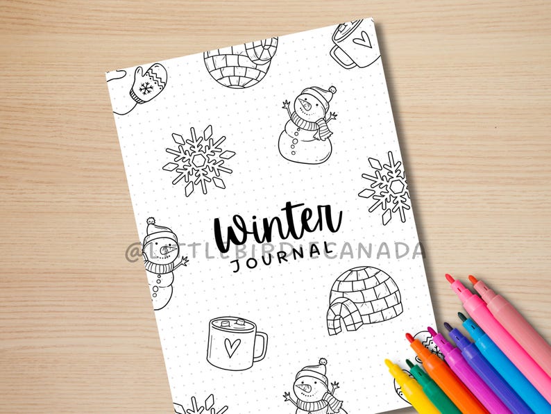 K&ouml;nnte beinhalten: Schwarz-wei&szlig; druckbarer Winter-Journal-Umschlag mit Illustrationen von Schneem&auml;nnern, Schneeflocken, einer Tasse hei&szlig;er Schokolade, einem Iglu und einer Winterm&uuml;tze. Der Text "Winter Journal" ist in einer kursivschriftlichen Schriftart geschrieben.