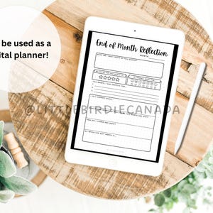 Puede incluir: Una plantilla de planificador digital en blanco y negro en una tableta con el texto "Reflexi&oacute;n de fin de mes". La plantilla incluye secciones para calificar el mes, establecer objetivos y reflexionar sobre el mes.